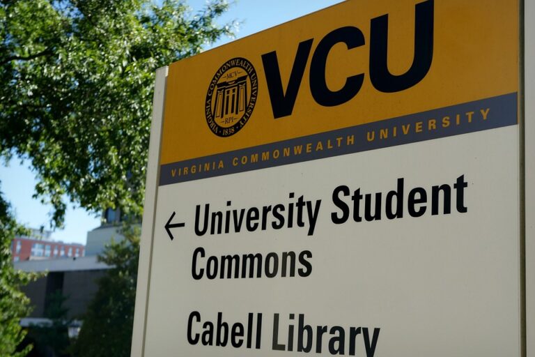 Institut Teknologi Bandung (ITB) – ITB dikenal sebagai universitas terbaik di bidang teknik dan sains di Indonesia.